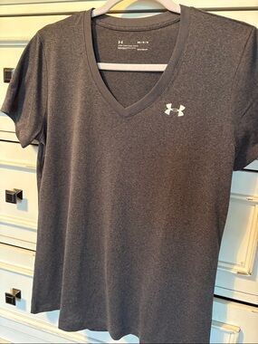 Under Armour Women's V-Neck Athletic Tee in Charcoal